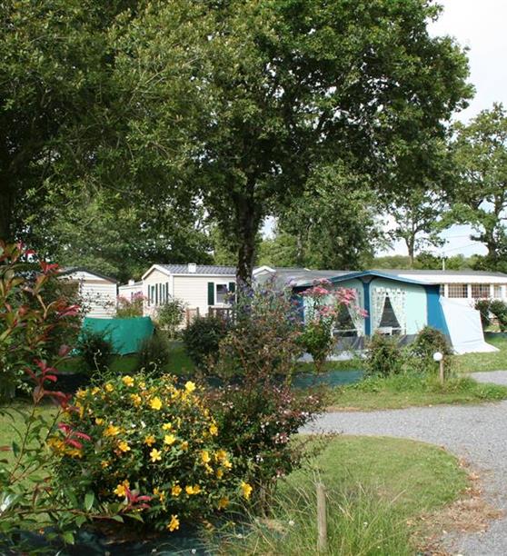 Shaded camping pitches Les Embruns Camoël between Arzal, La Roche Bernard and Pénestin south Morbihan